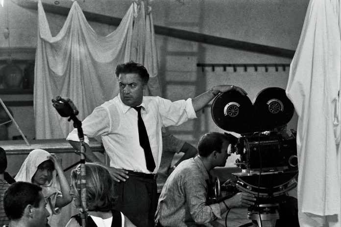 Federico Fellini sul set